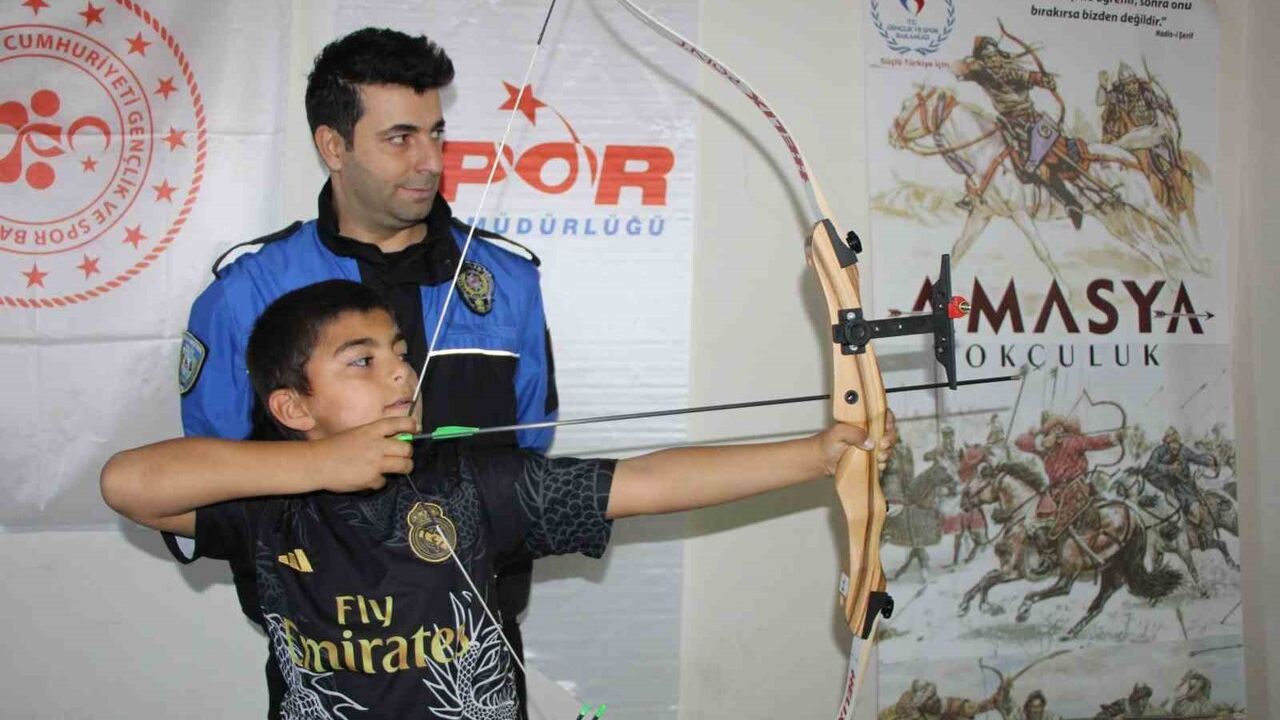 Amasya'da polis destekli okçuluk kursu: 15 çocuk ücretsiz eğitimle okçu oldu