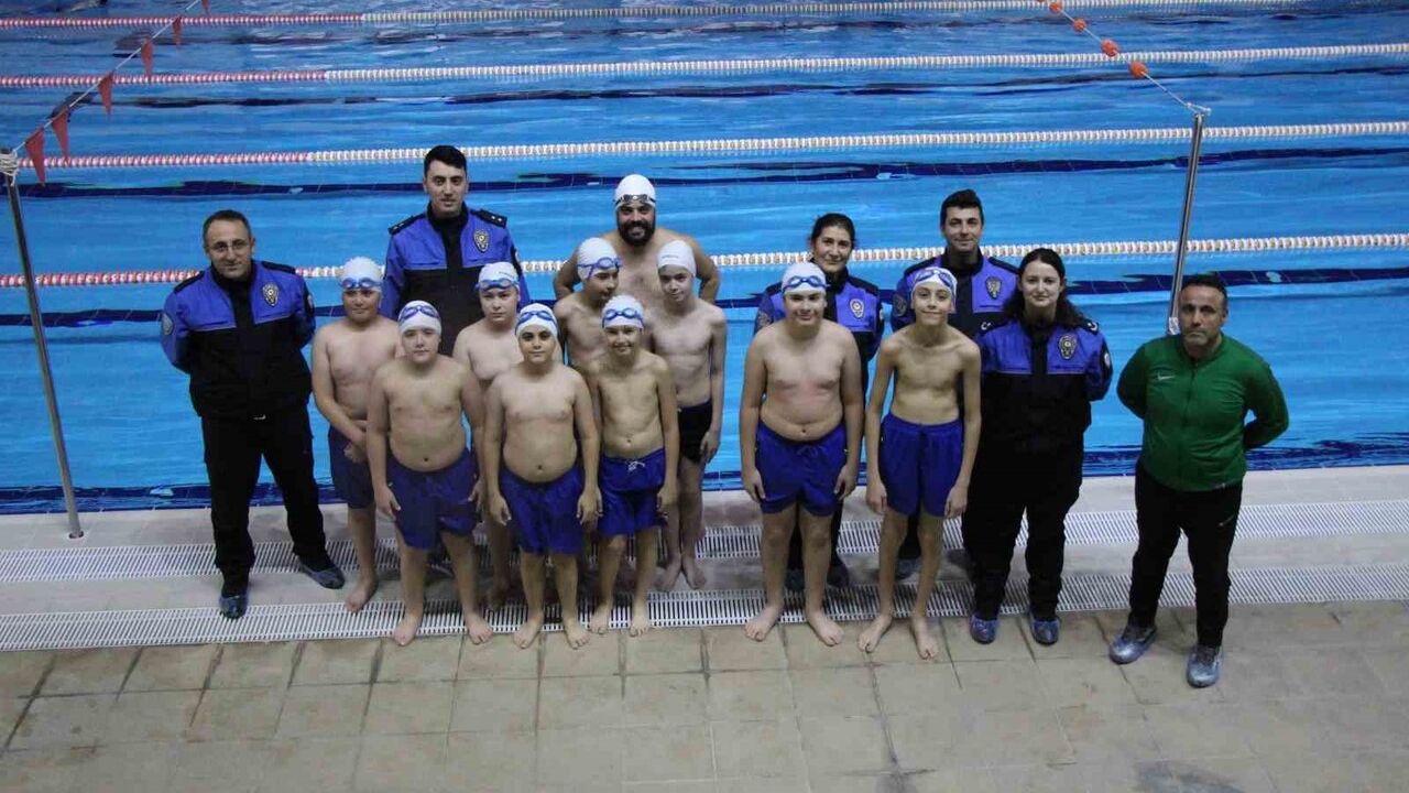 Amasya’da polis destekli ücretsiz yüzme kursu: Anneler kurs talep ediyor