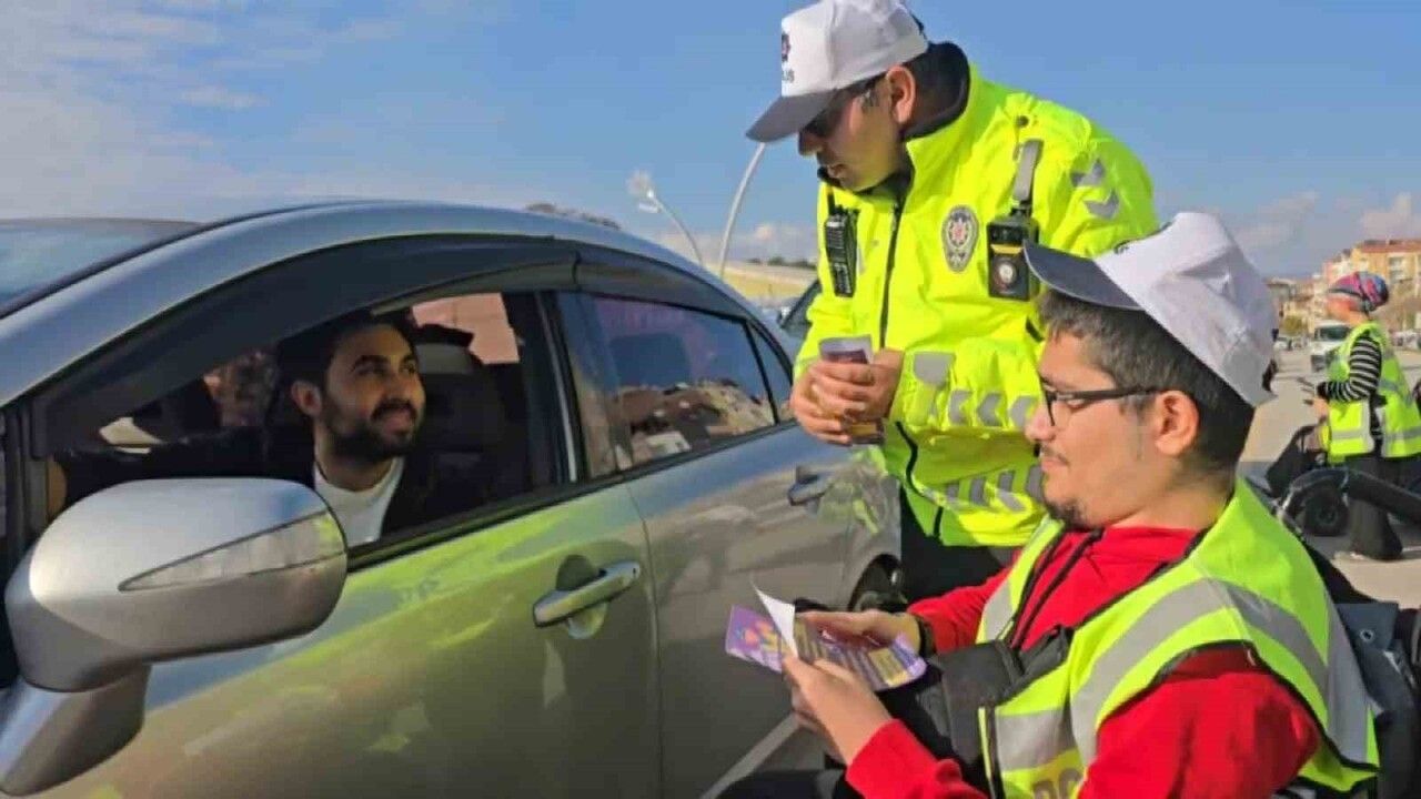 Amasya'da polis ve engelli vatandaşlar sürücülere park ve rampa uyarısı yaptı