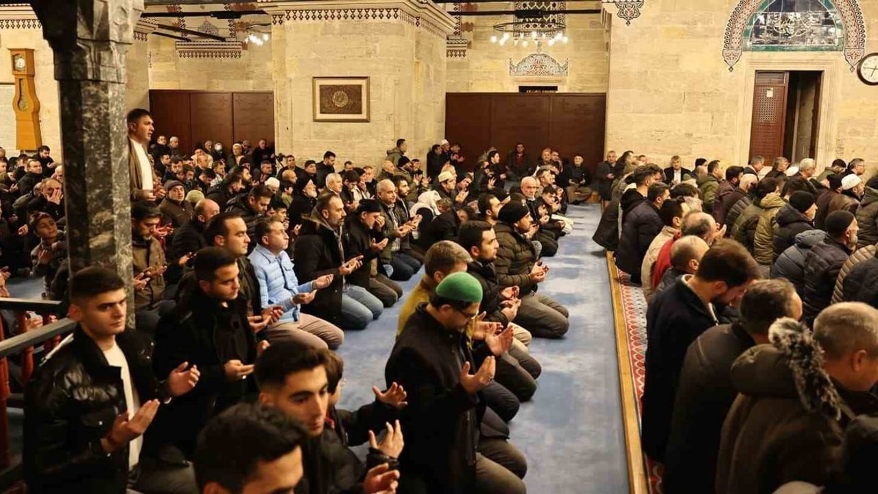 Amasya'da Regaip Kandili yoğun katılımla idrak edildi