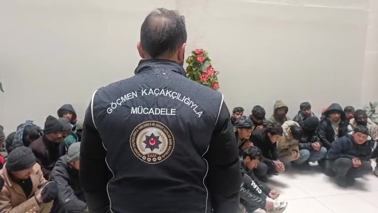 Amasya'da tır dorsesinde 42 Afgan uyruklu kaçak göçmen yakalandı, 2 sürücü gözaltında