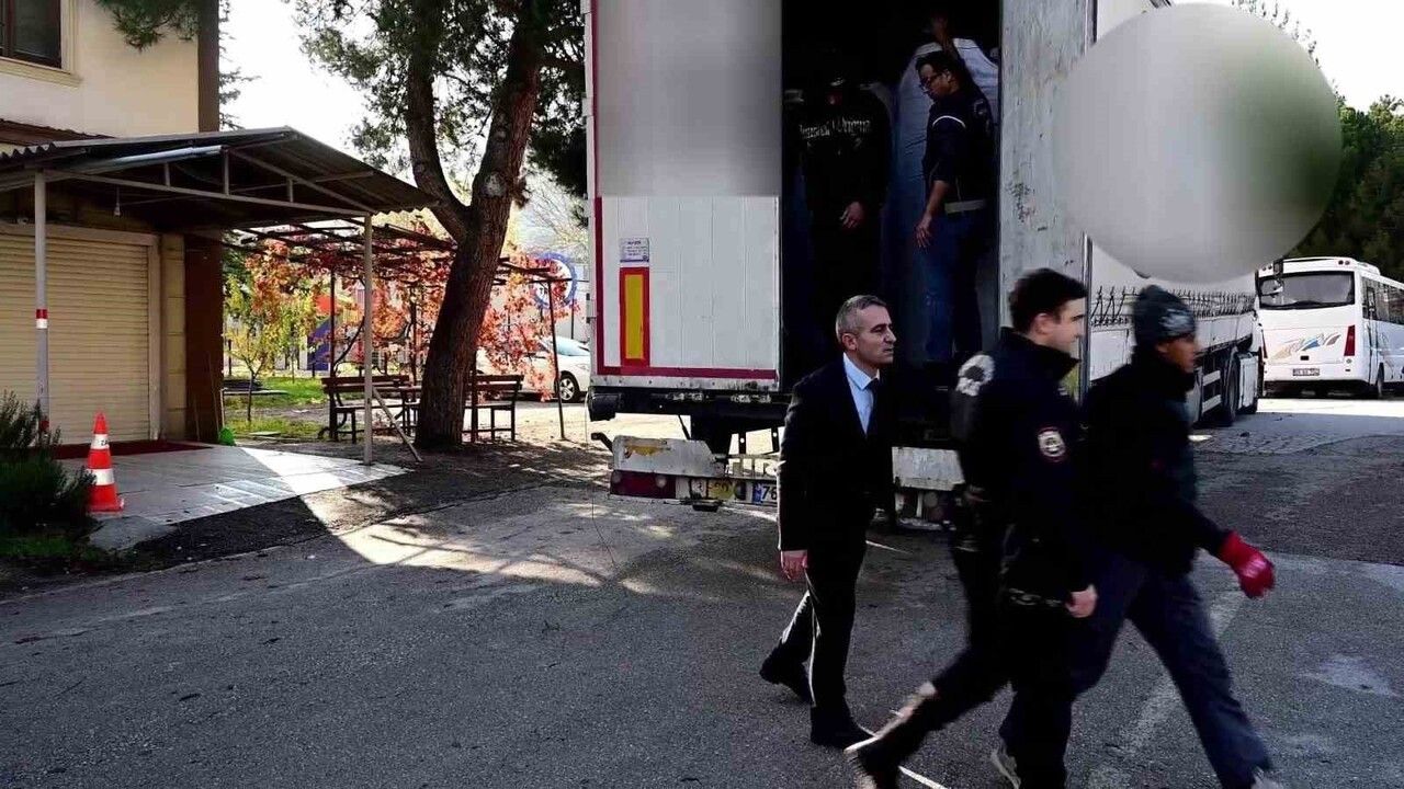 Amasya'da tırdaki çuvallar arasında 13 kaçak göçmen yakalandı