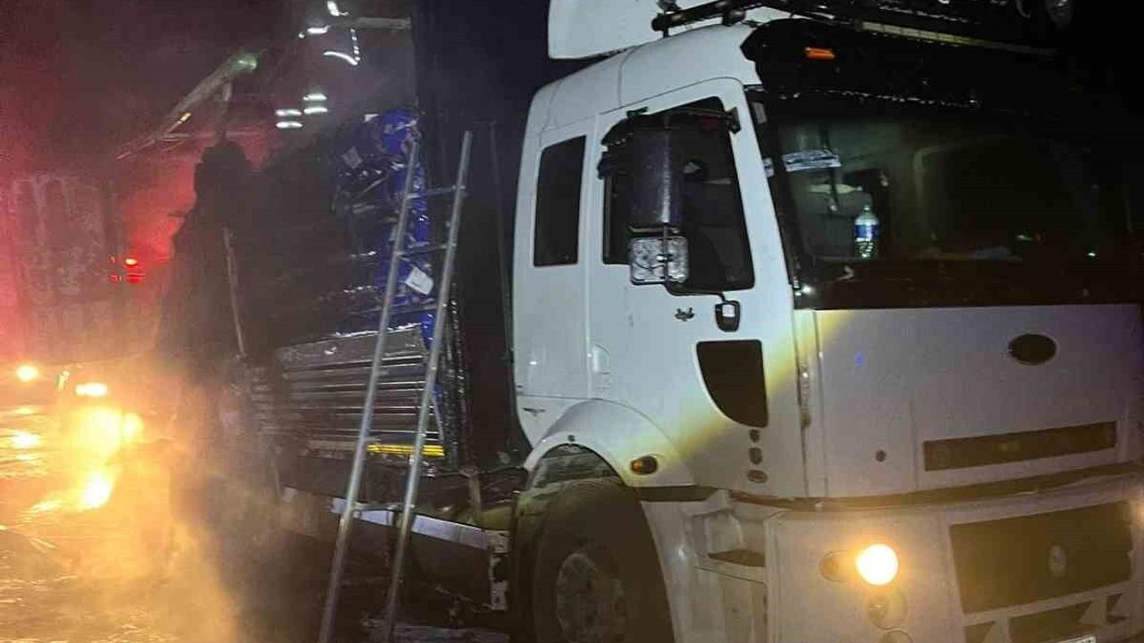 Amasya Merzifon'da plastik halı yüklü kamyon seyir halindeyken yandı