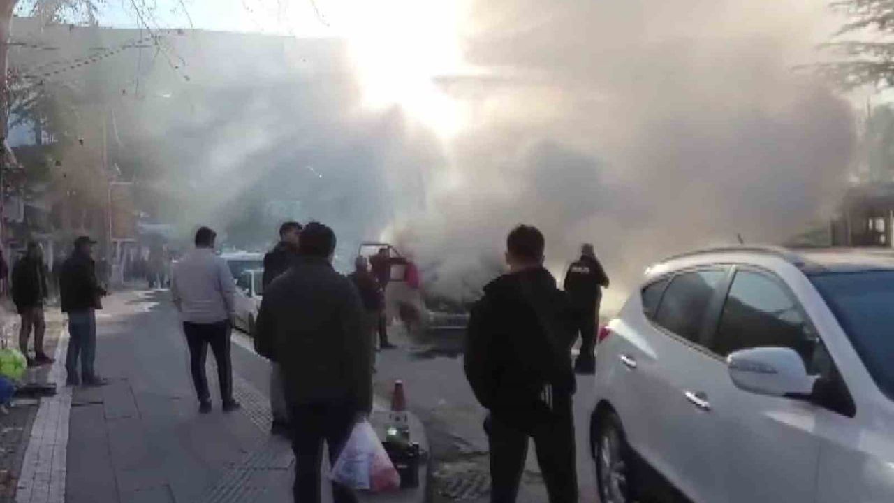 Amasya Pirinççi Mahallesi'nde Seyir Halindeki 05 AP 692 Plakalı Kamyonette Yangına Vatandaşlar İlk Müdahale Etti