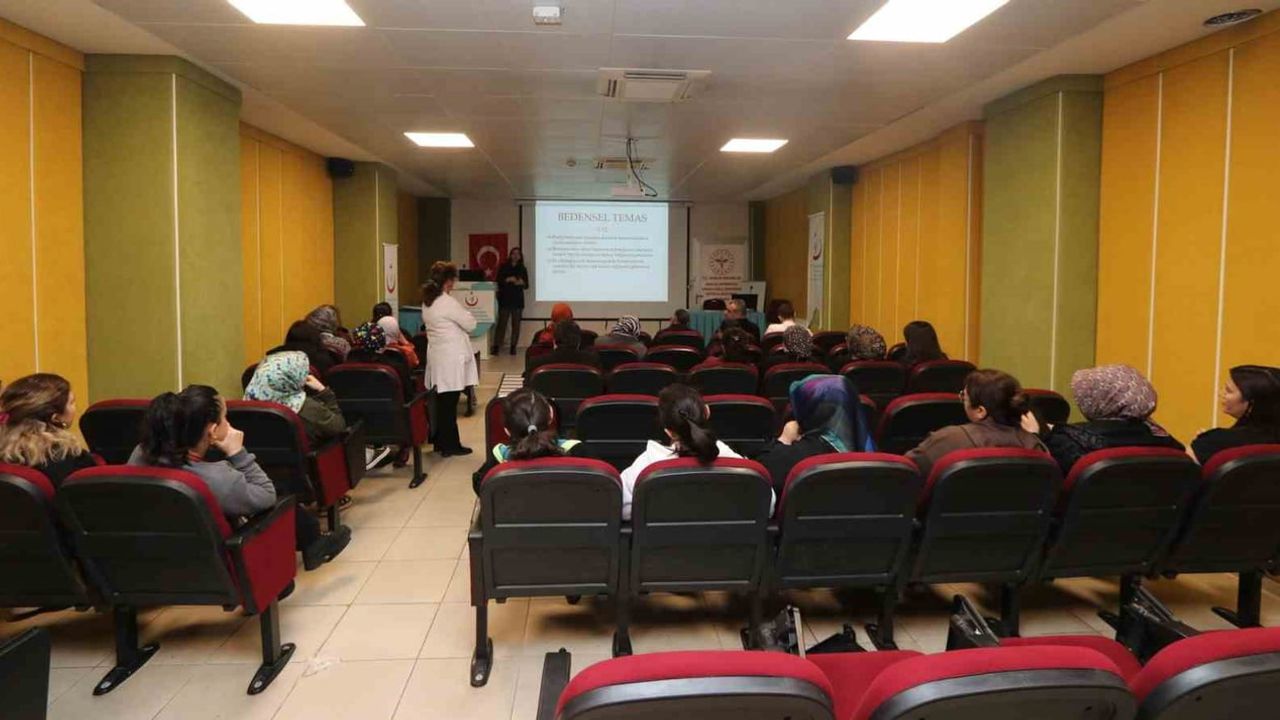 Amasya Üniversitesi Hastanesi'nde Sekreterlere Etkili İletişim ve Hitabet Eğitimi