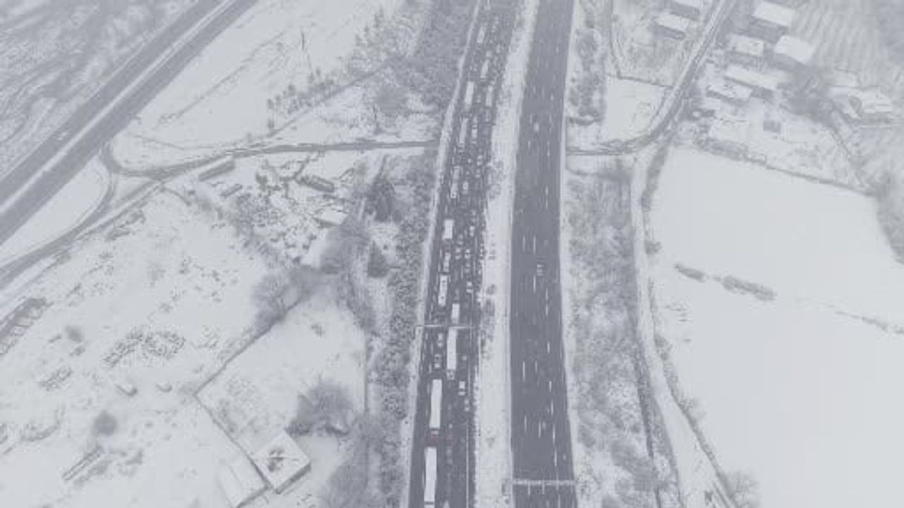 Anadolu Otoyolu Bolu Dağı'nda Kar Nedeniyle Kısmi Kapanmalar; Temizlik Çalışmaları Hızla Sürüyor