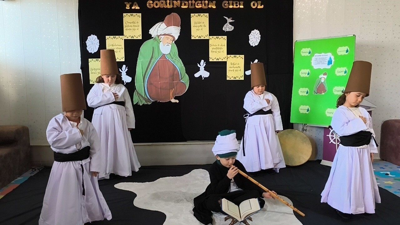 Anamur'da 4-6 Yaş Kur'an Kursu Öğrencileri Vuslat Haftası'nda Mevlana'yı Andı