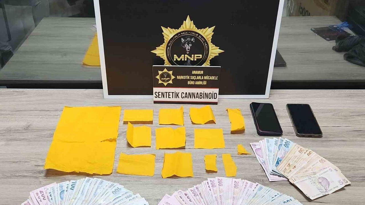 Anamur'da kâğıtlara emdirilmiş sentetik uyuşturucu satan şüpheli tutuklandı