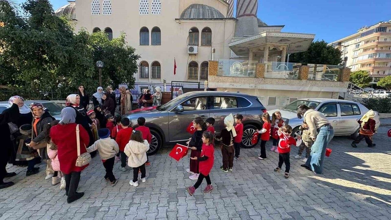 Anamur'da minikler Togg'u inceledi, yerli üretimi öğrendi