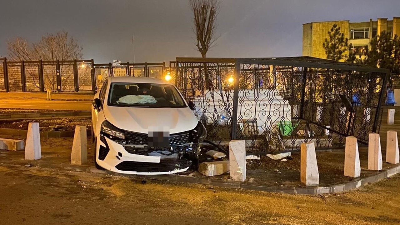 Ankara Altındağ'da Tezveren Sultan Türbesi'ne Otomobil Çarptı — Hasar Oluştu, Yaralanma Yok