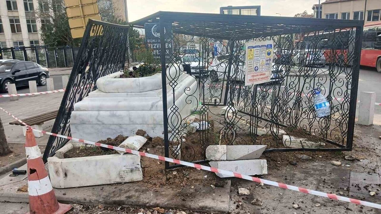 Ankara Altındağ'da Tezveren Sultan Türbesi'ne otomobil çarptı; yaralanma yok, maddi hasar oluştu