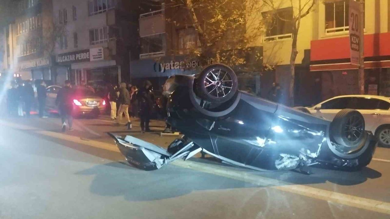 Ankara Çankaya Dikmen Caddesi'nde üç aracın karıştığı kazada 1 yaralı