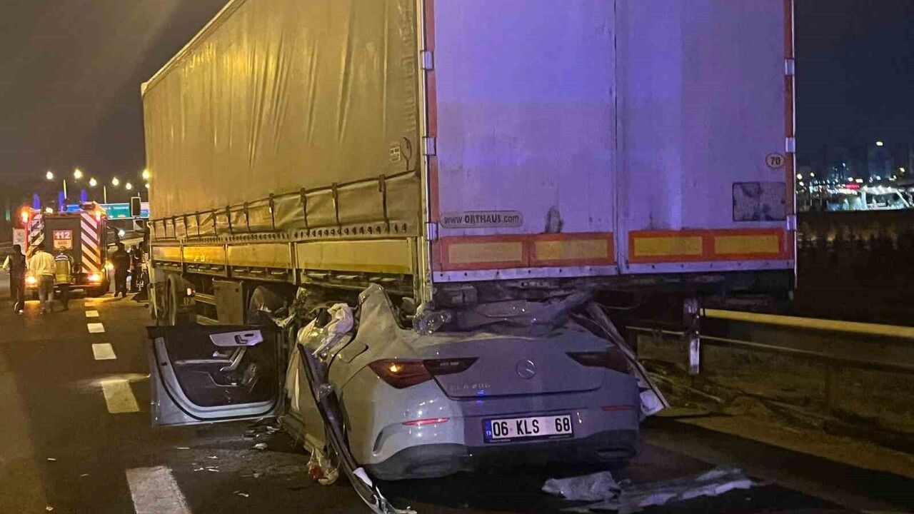 Ankara Çevreyolu'nda otomobil tırın altına girdi: 2 ölü, 1 ağır yaralı