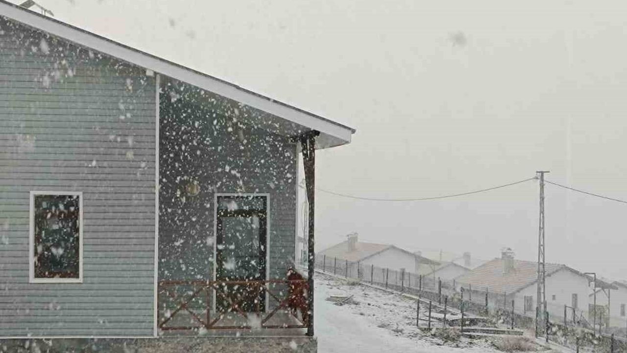 Ankara'da Mevsimin İlk Karı Beypazarı'nın Yüksek Kesimlerini Beyaza Bürüdü