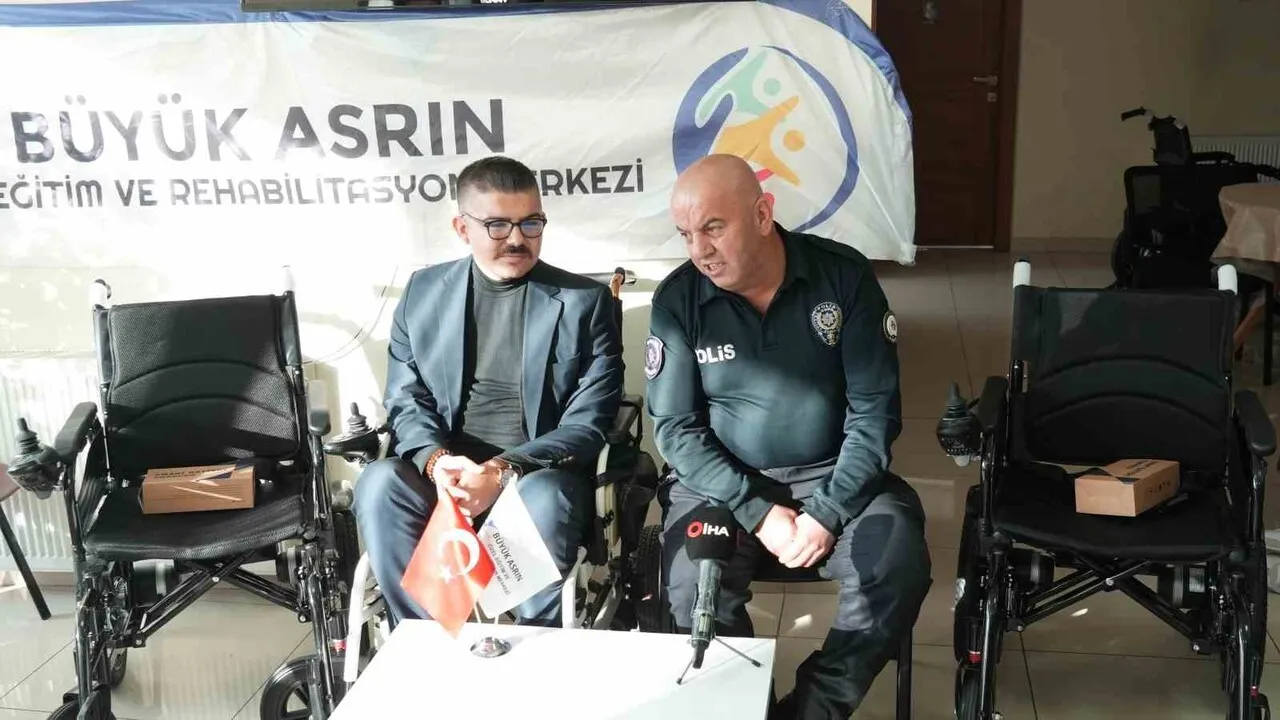 Ankara'da polis memuru Mustafa Şahin ve dernekten Engelliler Günü'nde 8 akülü sandalye bağışı