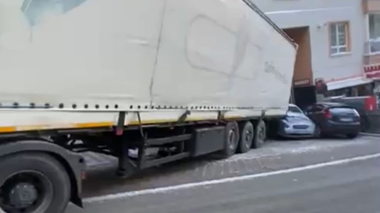 Ankara'da rampada kayan tır park halindeki 4 araca çarptı, 2 araç kullanılamaz hale geldi