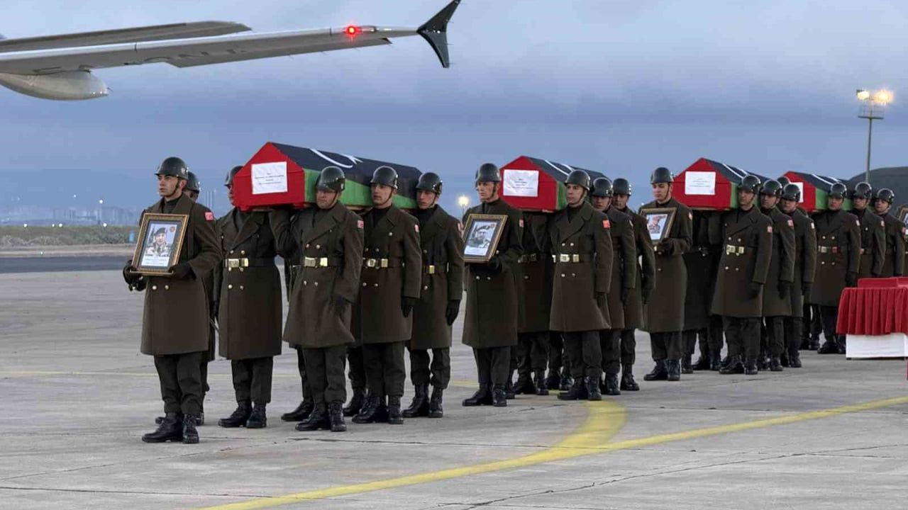 Ankara'daki uçak kazasında hayatını kaybeden Libyalı askeri heyet resmi törenle Libya'ya uğurlandı