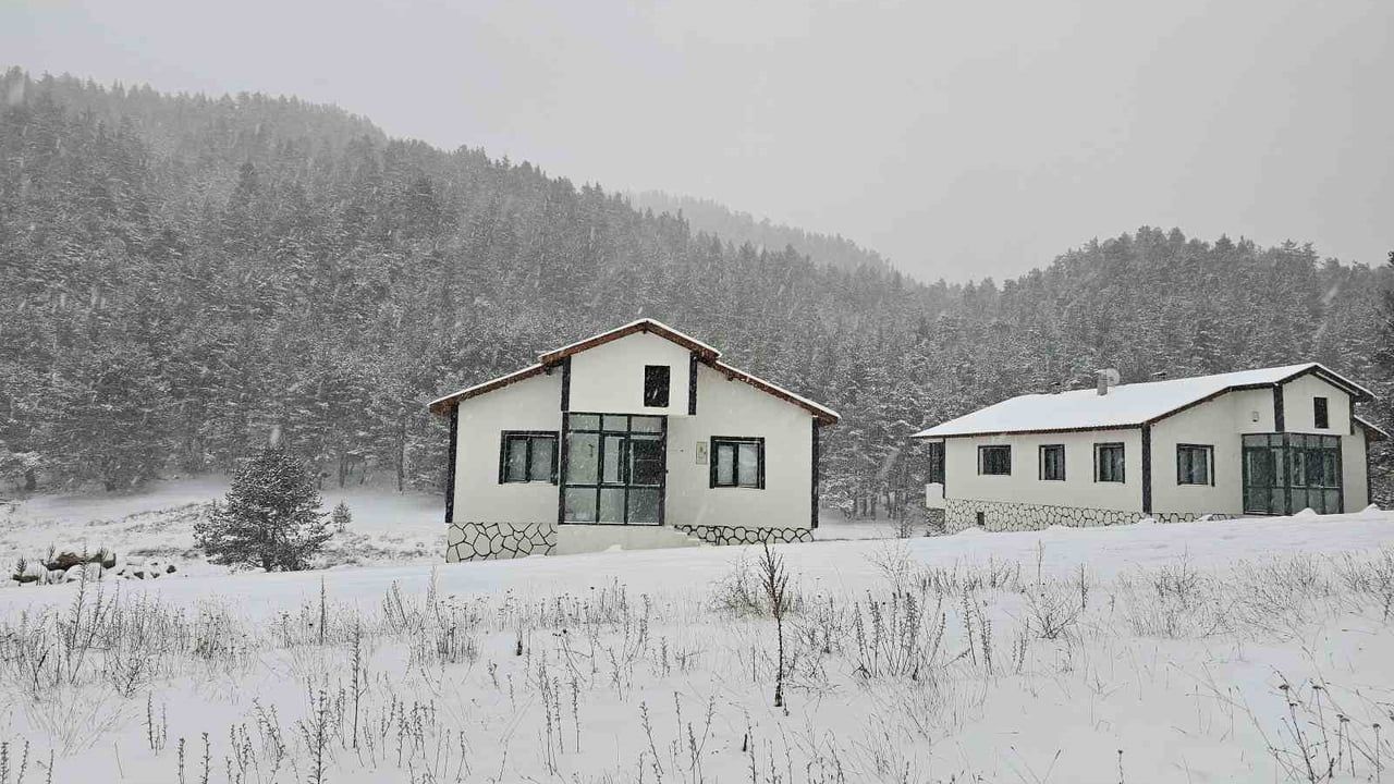 Ankara'nın kuzeyinde kar yağışı: Kızılcahamam, Çubuk ve Çamlıdere yaylaları beyaza büründü