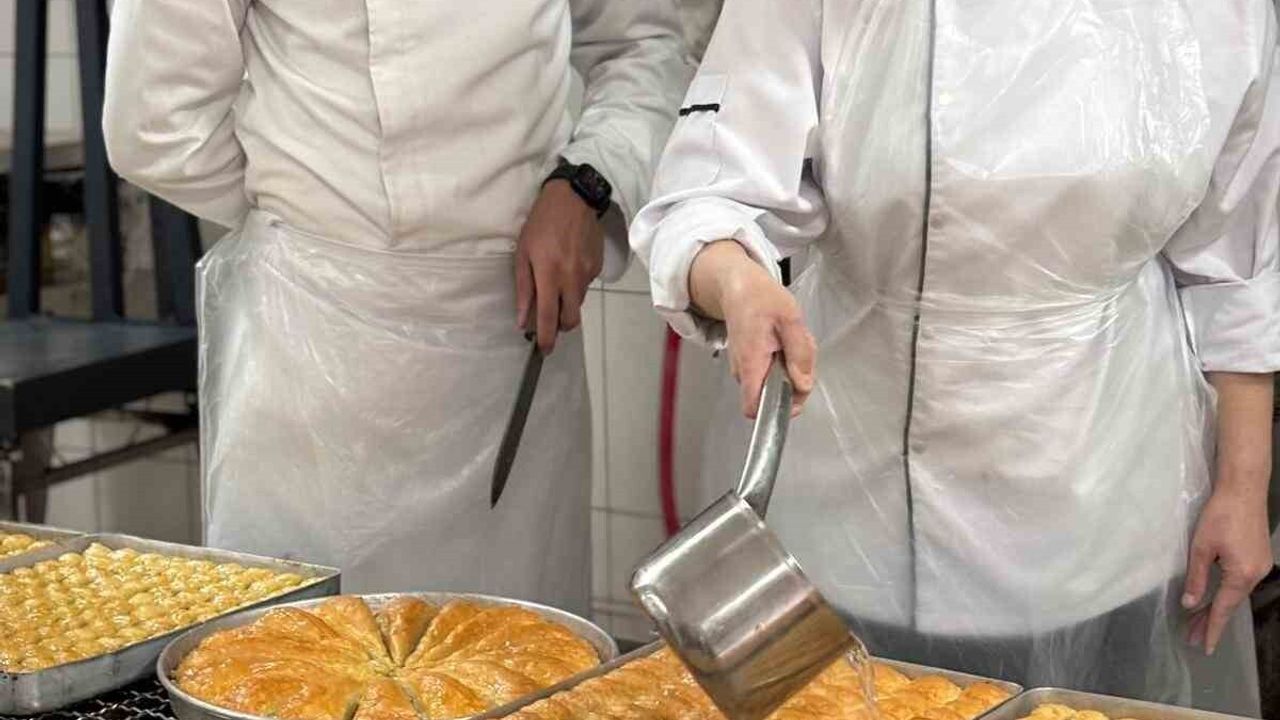 Ankara Pursaklar'da Hanım Evi Pastacılık Kursunda Baklava ve Börek İmalathanede Uygulamalı Öğretiliyor