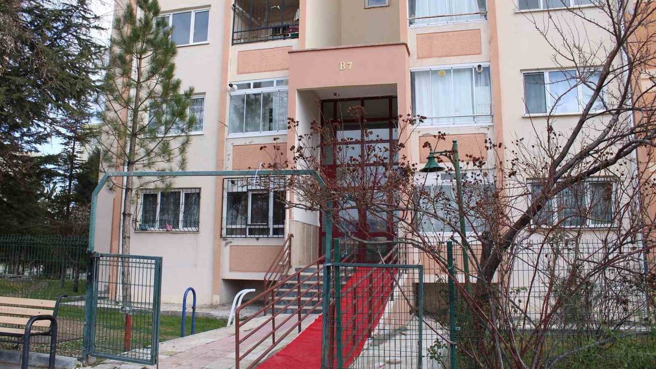 Ankara Sincan'da kurye, sipariş getirdiği binanın merdivenlerine tuvaletini yaptı