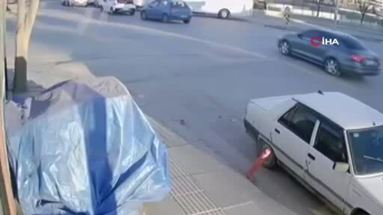 Ankara Sincan'da motosiklet, kırmızı ışıkta duran otomobile çarptı — 1 yaralı