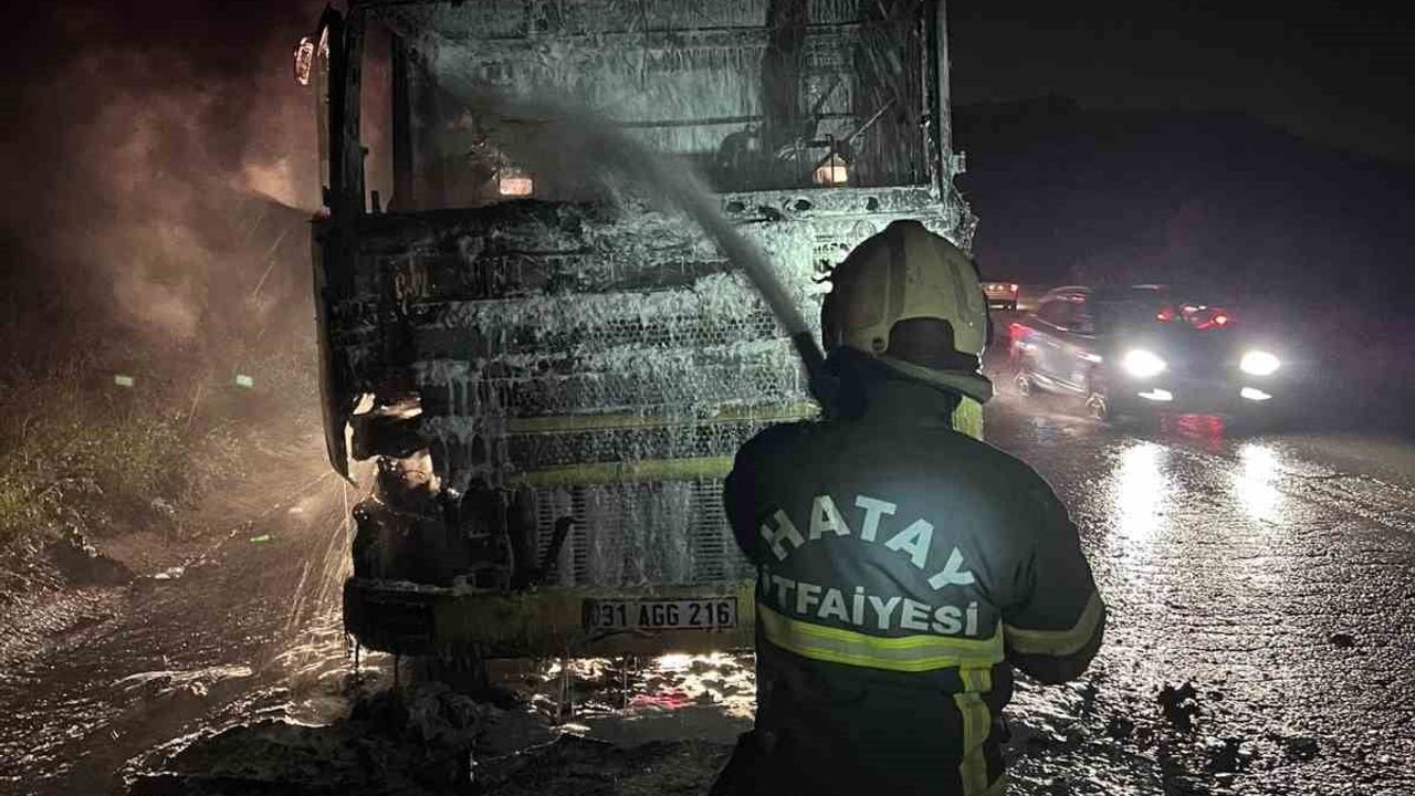 Antakya'da Altınözü-Antakya yolunda seyir halindeki tır yandı