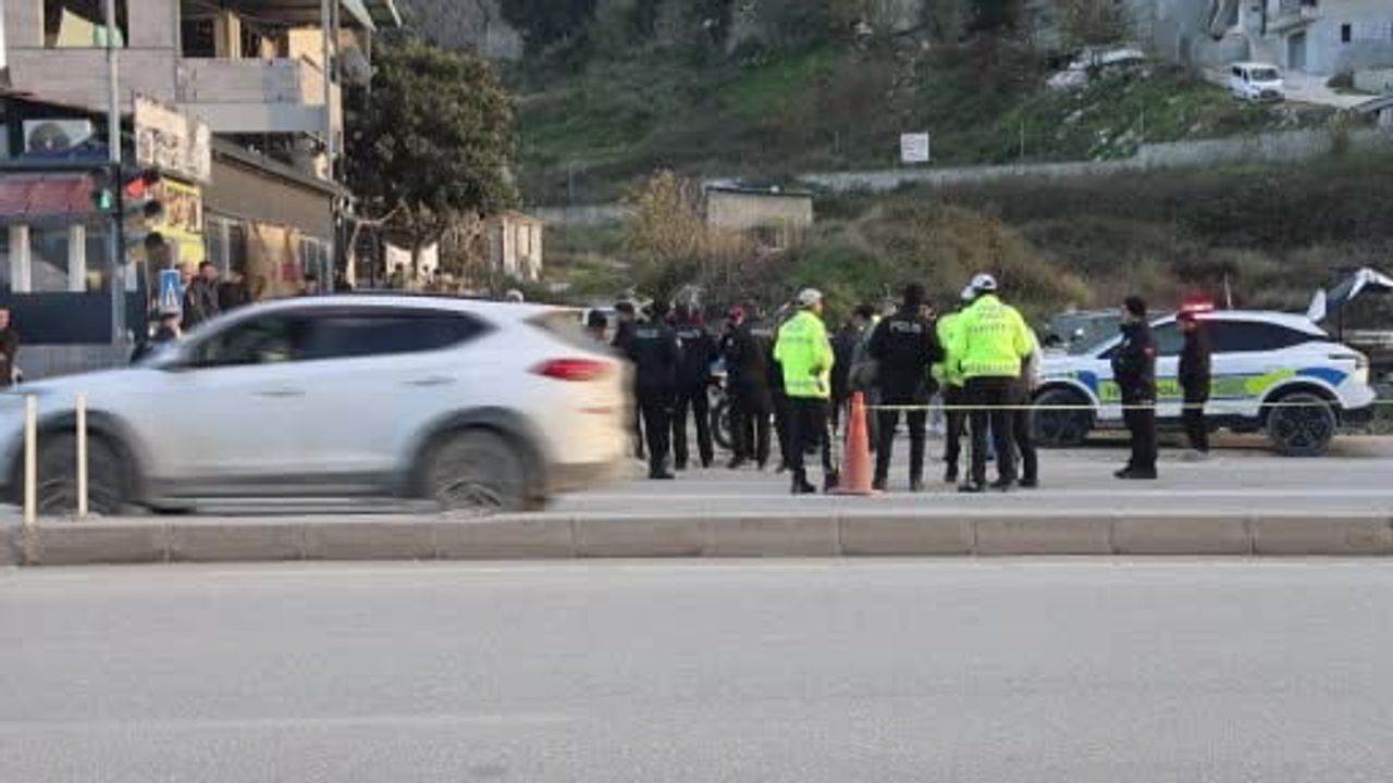 Antakya'da beton mikserinin çarptığı motosiklette 13 yaşındaki çocuk hayatını kaybetti, 2 kişi yaralandı