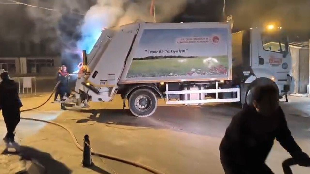 Antakya'da çöp kamyonunda yangın: sürücü aracı itfaiye istasyonuna götürdü