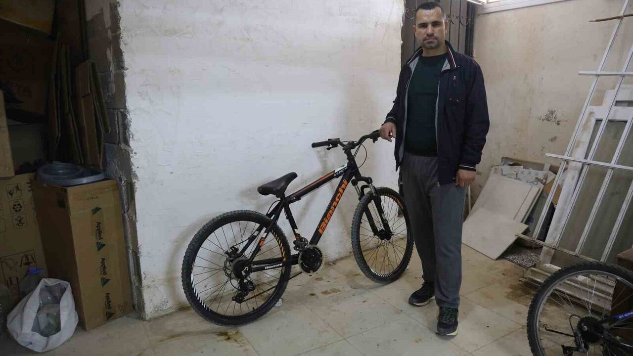 Antakya'da güvenlik kamerasına yansıyan bisiklet hırsızlığı: Sahibinin yakını şikayetçi olmadı