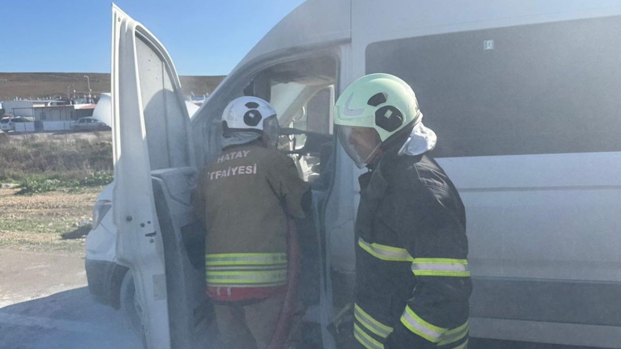 Antakya'da Seyir Halindeki Minibüste Motor Yangını Kısa Sürede Söndürüldü