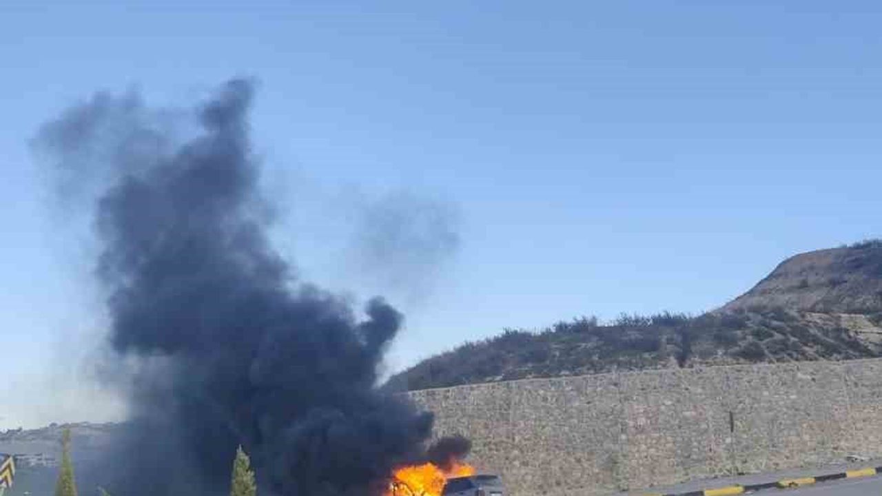 Antakya'da seyir halindeki TOFAŞ otomobil motor yangınıyla kullanılamaz hale geldi