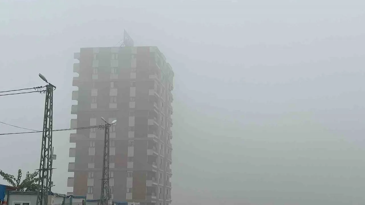 Antakya'da sis etkili oldu: Görüş mesafesi kent merkezinde 50, yükseklerde 20 metreye indi