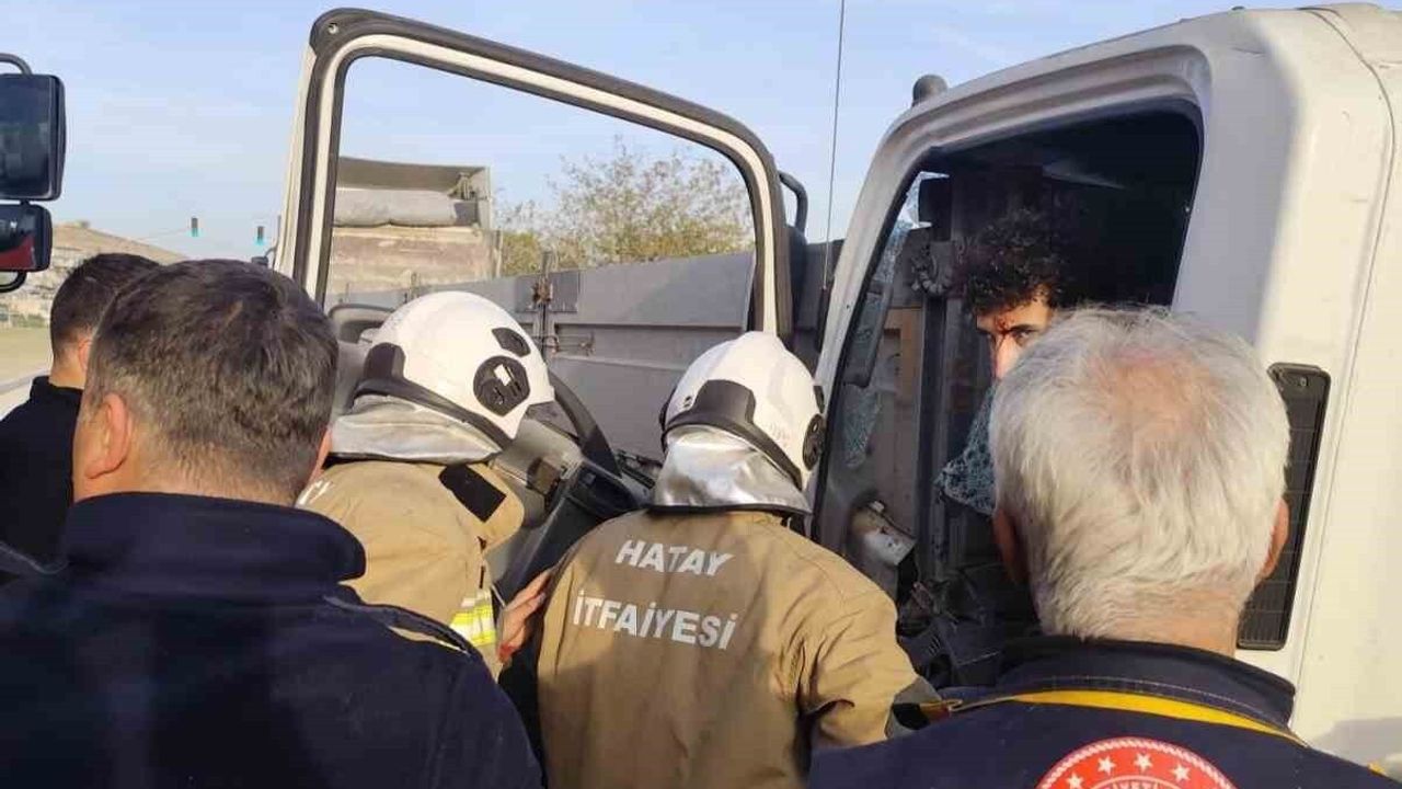 Antakya'da tırla çarpışan kamyonun sürücüsü yaralandı
