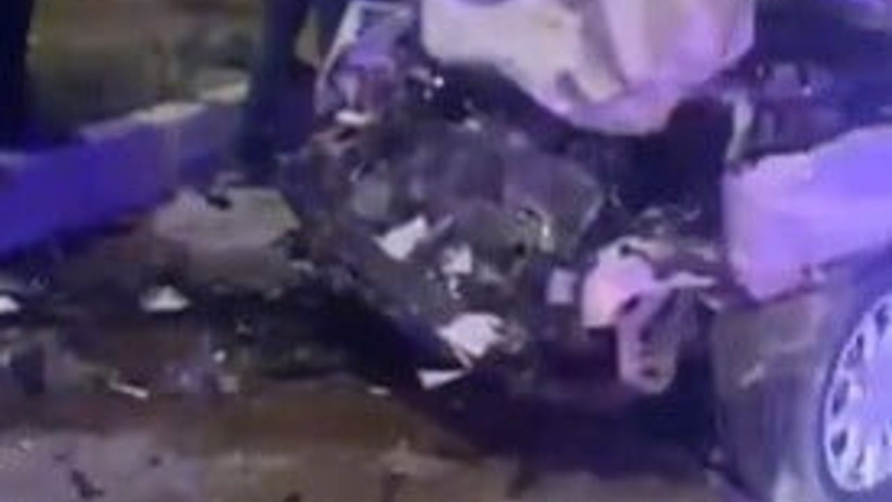 Antakya Gülderen Mahallesi'nde kafa kafaya çarpışma: 2 kişi yaralandı