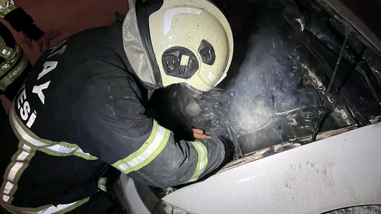 Antakya Odabaşı Mahallesi'nde otomobil yangını itfaiye tarafından söndürüldü