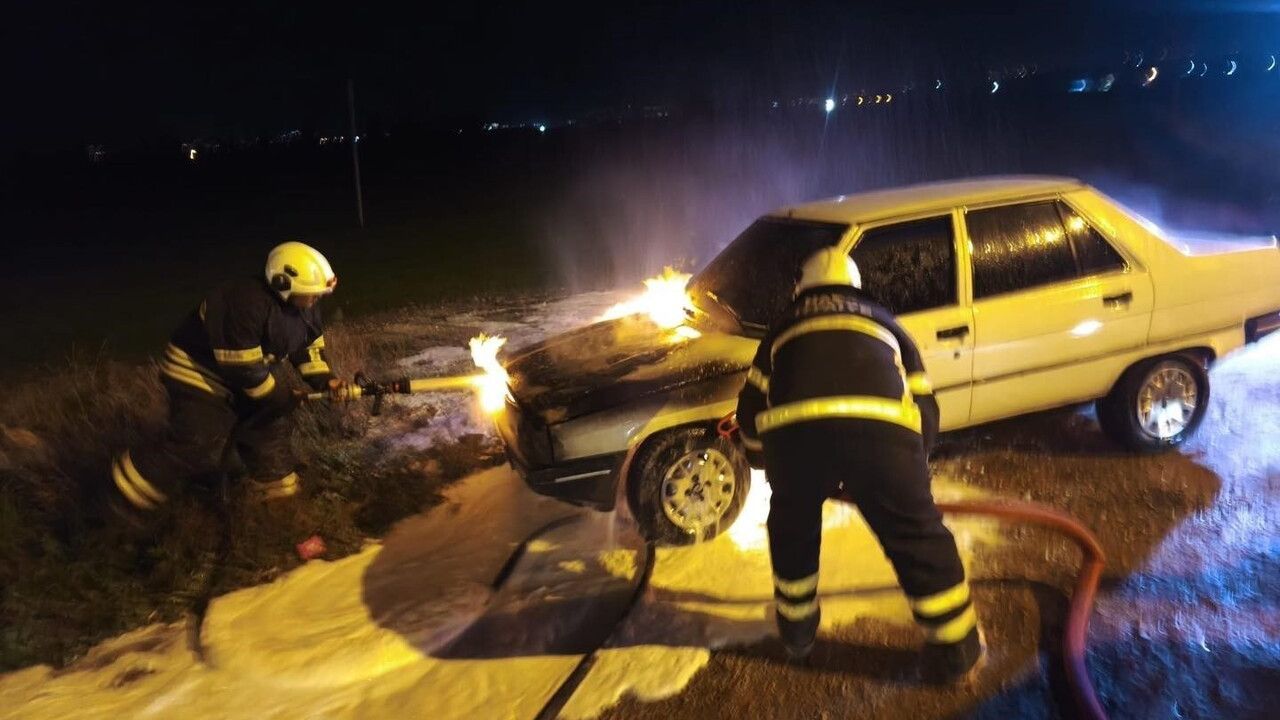 Antakya Zülüflühan Mahallesi'nde seyir halindeki otomobilin motoru yandı, itfaiye söndürdü