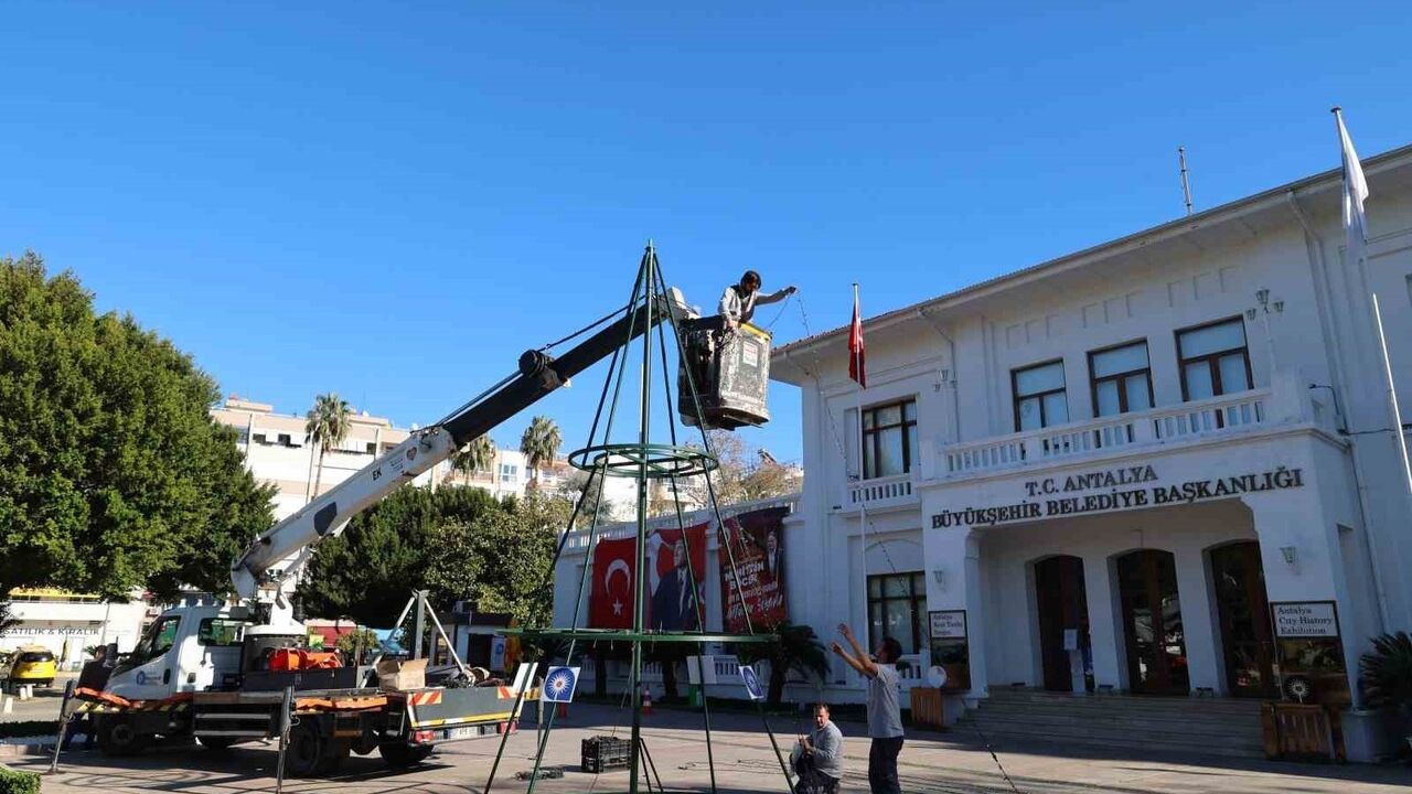 Antalya 2026 Yeni Yılına Hazırlanıyor: Meydanlar ve Caddeler Yılbaşı Süslemeleriyle Donatıldı