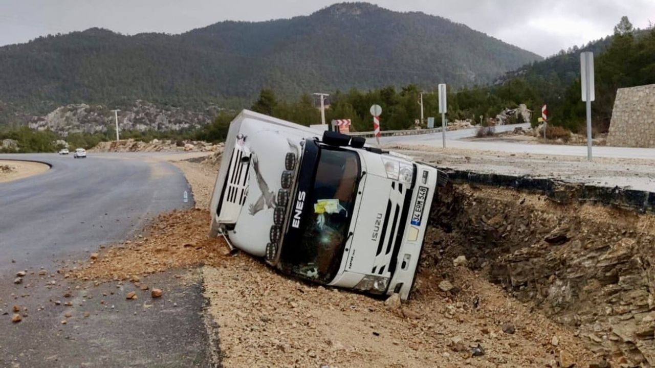 Antalya Akseki'de kamyon devrildi: sürücü yaralandı