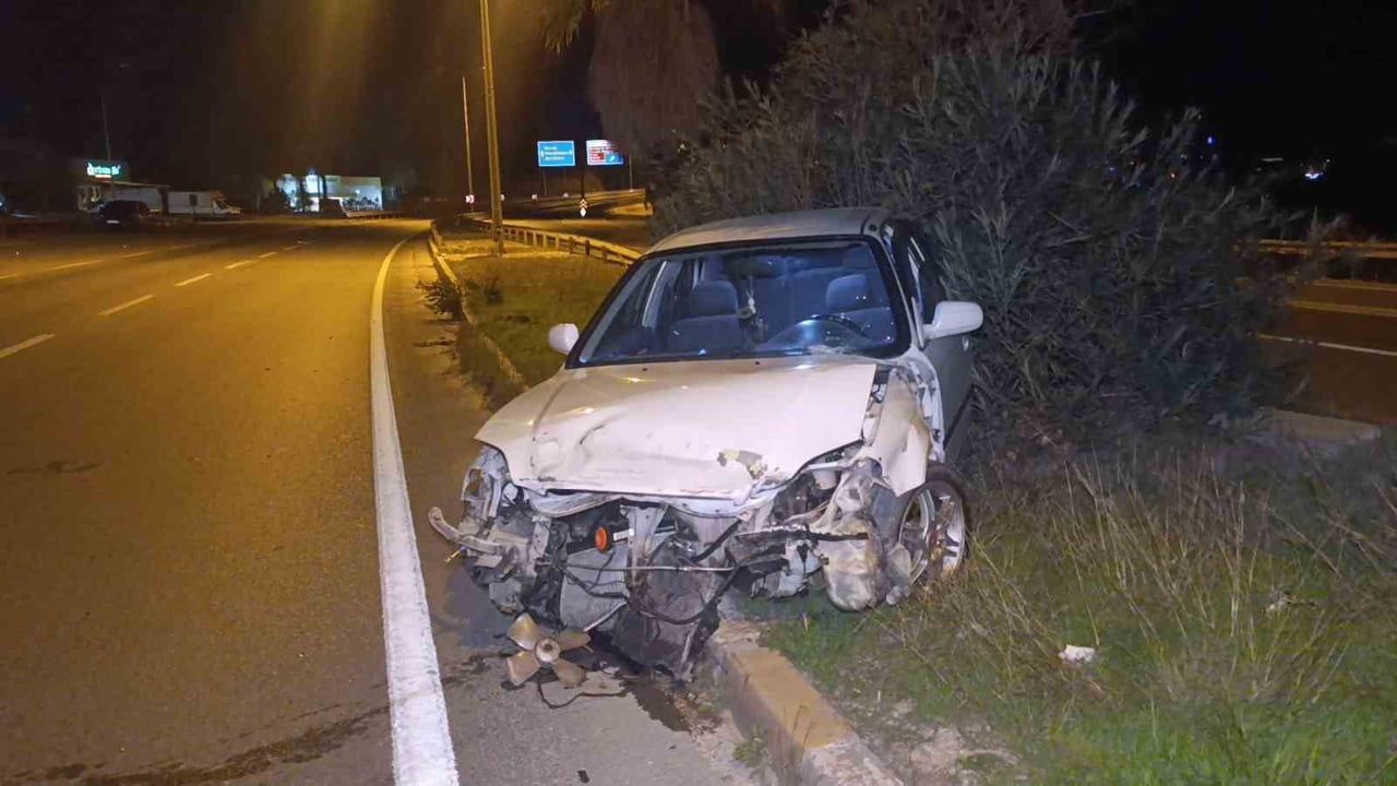 Antalya-Alanya D-400'de Refüjde Terk Edilen Otomobilin Sürücüsü Ekiplerin Çağrısıyla Geldi