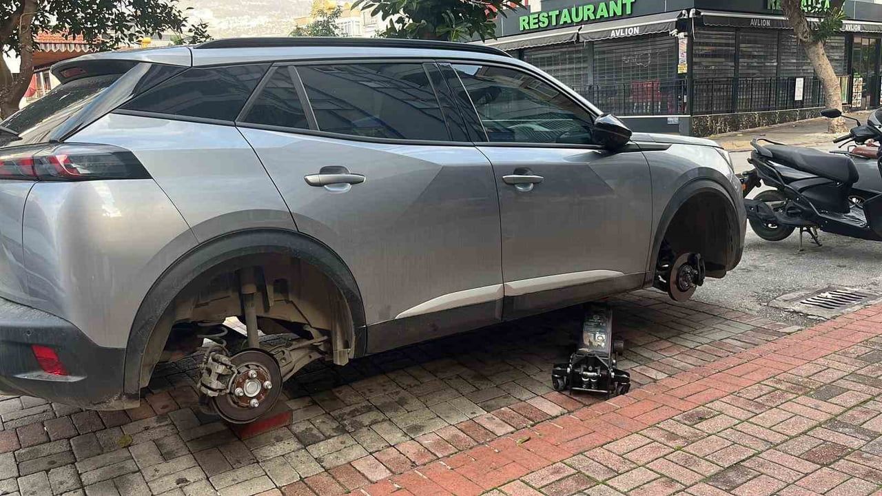 Antalya Alanya’da Park Halindeki Yaklaşık 20 Aracın Lastikleri Kesildi, Bir Şüpheli Gözaltında
