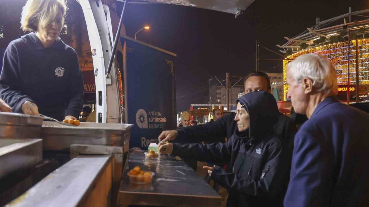 Antalya Büyükşehir'den Regaip Kandili'nde lokma ve kandil simidi ikramı
