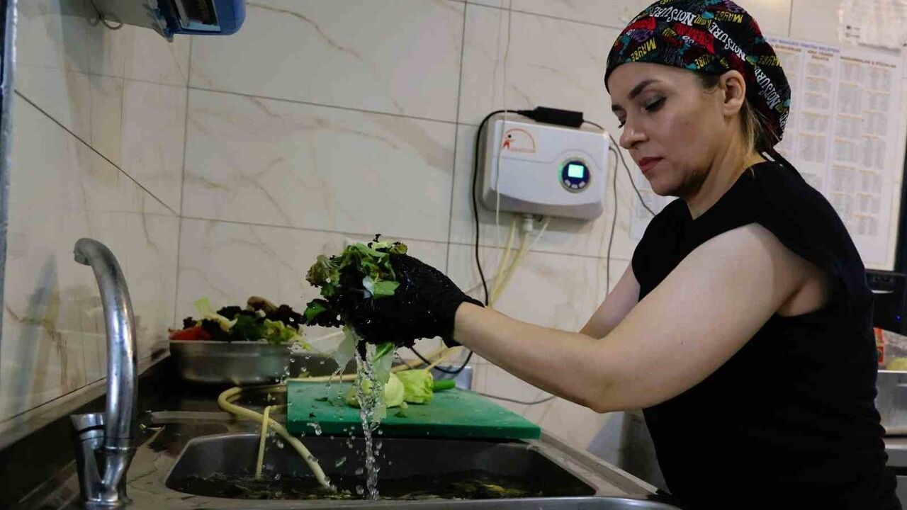 Antalya Büyükşehir EKDAĞ Tesislerinde Sebze ve Meyveler Ozonla Dezenfekte Ediliyor