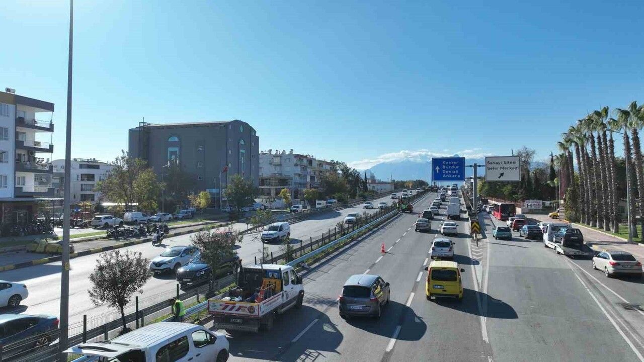 Antalya Büyükşehir, Gazi Bulvarı’nda otokorkuluk çalışması başlattı