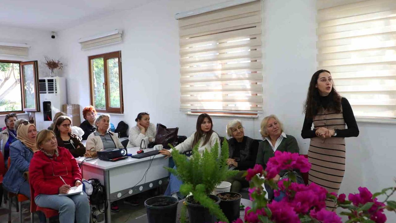 Antalya Büyükşehir'in Aktif Yaşlı Merkezi'nde Evde Çiçek Yetiştiriciliği ve Bakımı Eğitimi