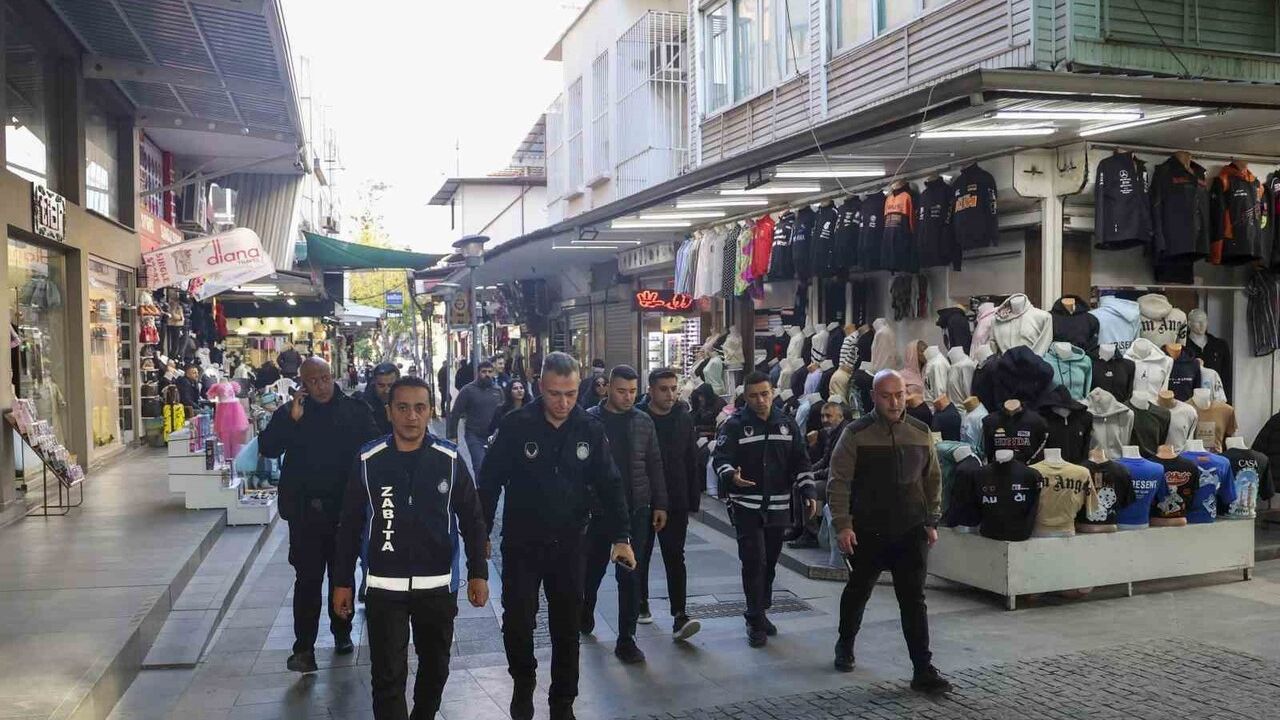 Antalya Büyükşehir Zabıtasından Kaldırım İşgallerine Sıkı Denetim