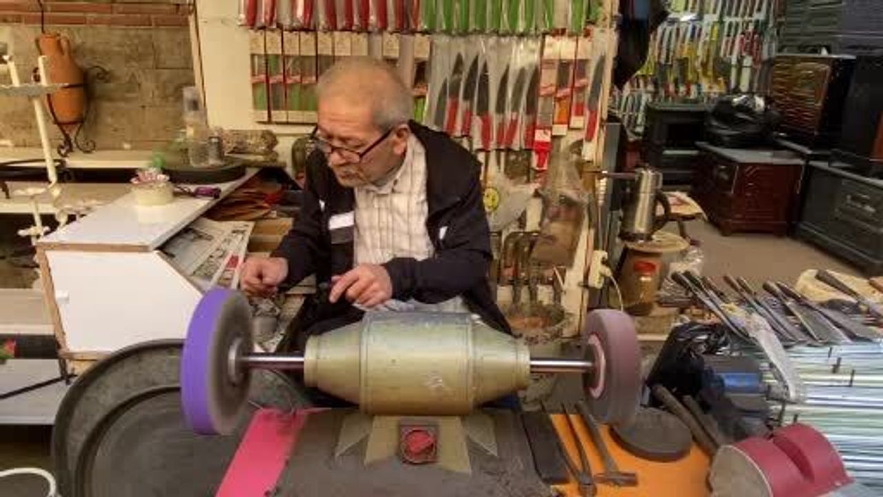 Antalya'da 7. kuşak bıçak bileme ustası 50 yıldır mesleğini sürdürüyor: '50-60 bin liraya çırak bulamıyoruz'
