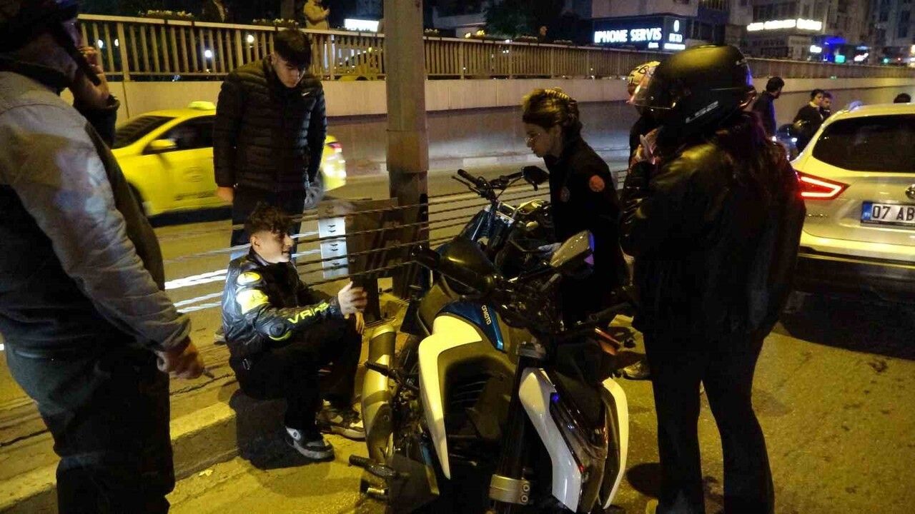 Antalya'da alt geçitte motosiklet otomobile çarpıp bariyere çarptı: Sürücü yaralandı