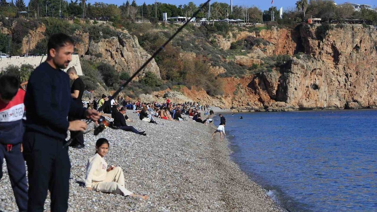 Antalya'da Aralıkta yazdan kalma günler: Konyaaltı'nda 20 derece deniz keyfi
