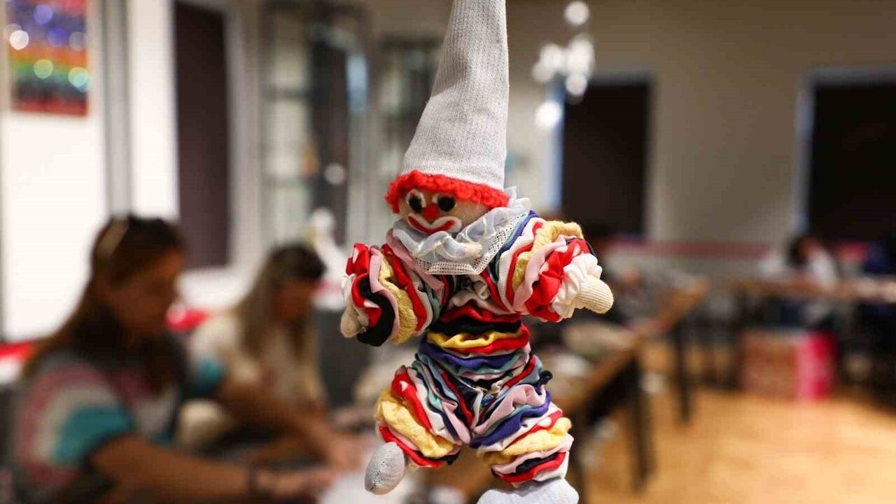 Antalya'da atık kumaşlar kadınların elinde yılbaşı maskotlarına dönüştü