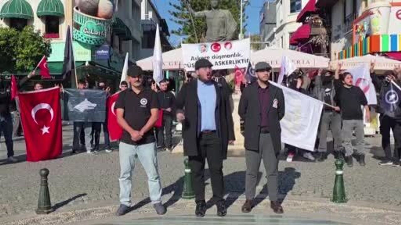 Antalya'da basın açıklaması sırasında iki muhalif grup arasında tartışma